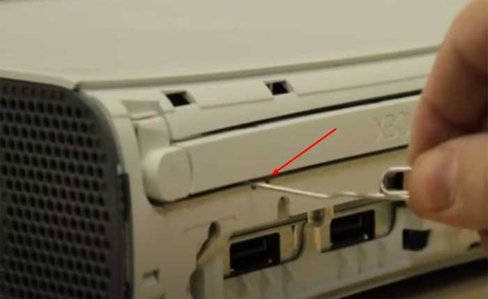 Xbox 360 ディスク トレイが開かない問題を修正する方法